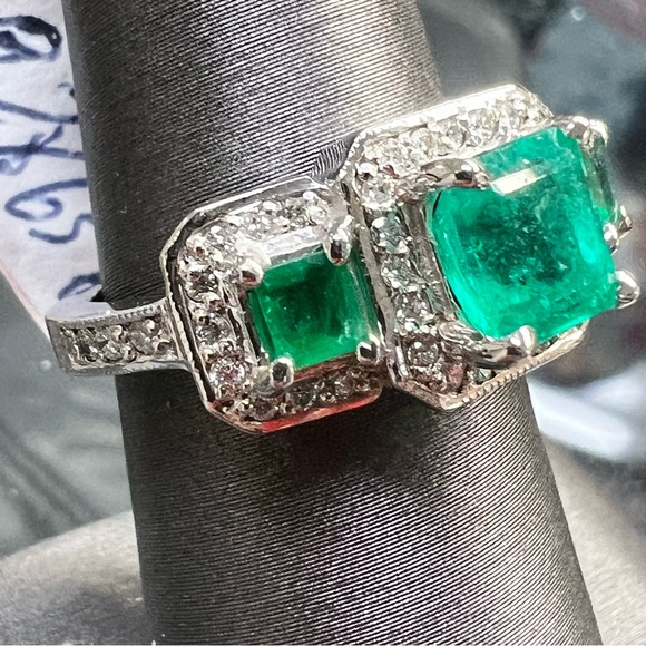 14k White Gold Diamond & Emerald Ring - Picture 5 of 9
